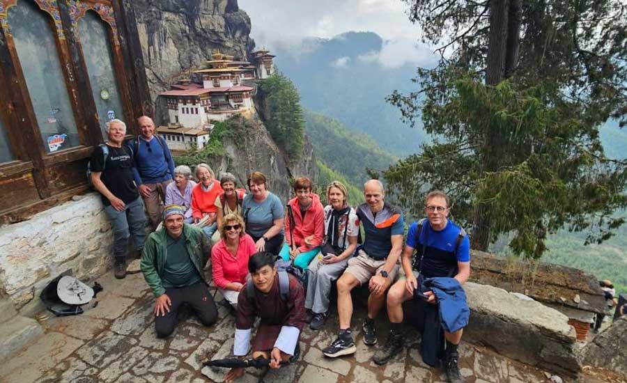 Belgische reisgroep wandelt naar het beroemde Tiger's Nest-klooster in Bhutan.